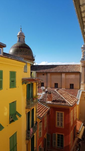 Sunny apartment in heart of Nice Old Town